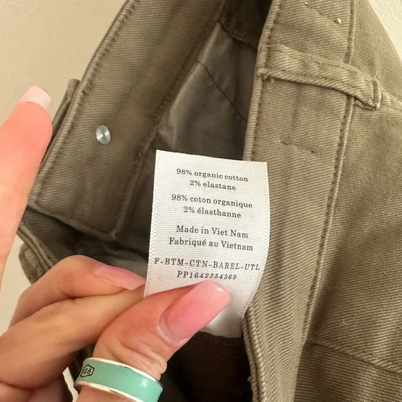 Everlane Utility Barrel Pants in Olive - Picture 9 of 12